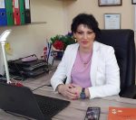 ბიდისი აკადემიის დამფუძნებელი დირექტორი ნათია შათირიშვილი აზიისა და სპარსეთის ყურის ქვეყნების ბიზნესპალატის პრეზიდენტს ბ.ნ დარპან პრაშერს დაჯილდოებას ულოცავს