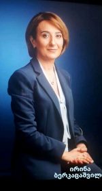 ირინა ბერკაცაშვილი პროფესიით ექიმი სტომატოლოგია, თავის საქმეზე უდაოდ შეყვარებული და მრავალწლიანი პროფესიული გამოცდილებით.